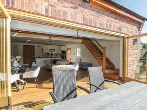 Cottage | Outdoor dining - Kaitkyella Lodge (Scarborough)
