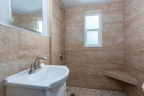 Combined shower/tub, hair dryer, towels