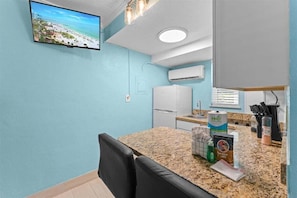 Coffee/tea maker, fridge, microwave, oven - Beachfront Resort Suite With Heated Pool - Tropic Terrace Resort #4 (Saint Petersburg)
