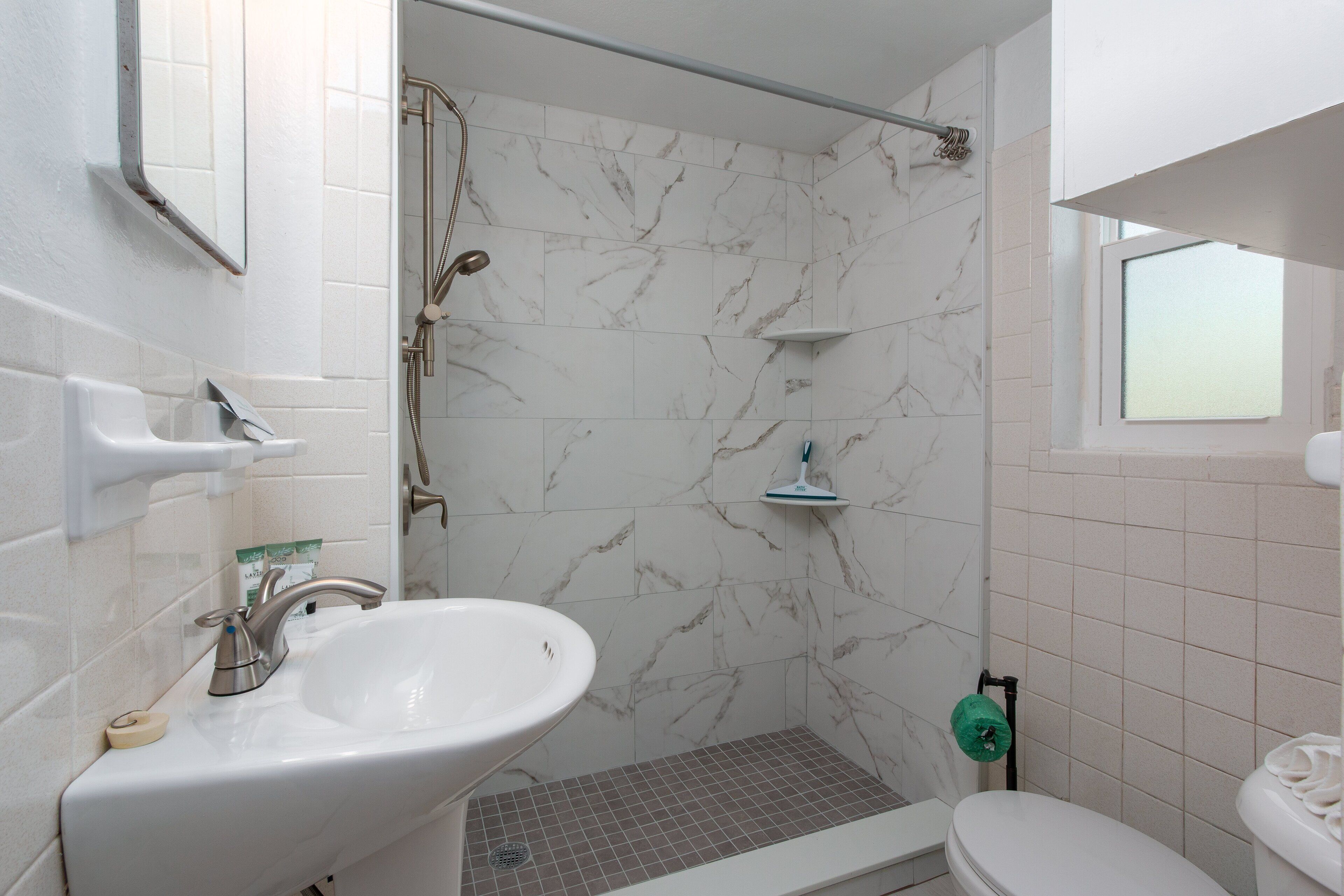 Shower, hair dryer, towels