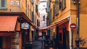 A narrow street with buildings on either side, a restaurant named 'O' Morena', and a 'Rue du Pontin' sign. - "Mas Thomasine <br>quiet romantic apartment in nature in Peillon (Peillon)