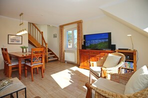 Fernseher, DVD-Player, Bücher, Stereoanlage