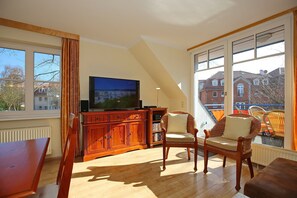 Fernseher, DVD-Player, Bücher, Stereoanlage