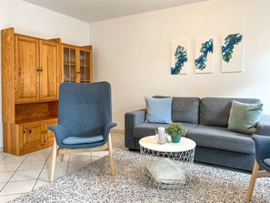 Fernseher, Bücher, Stereoanlage