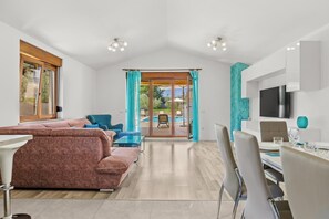 Fernseher, Kamin, Tischfußball