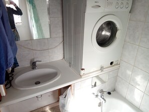 Jabón y papel de baño 