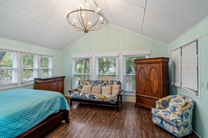 6 bedrooms, iron/ironing board, free WiFi, bed sheets