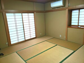 Interior - 115 (浦安市)