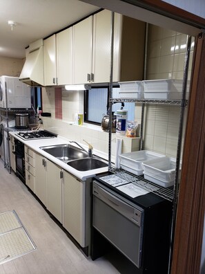 Fridge, microwave, stovetop, dishwasher