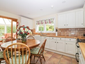Cottage | Private kitchen | Dishwasher, cookware/dishes/utensils