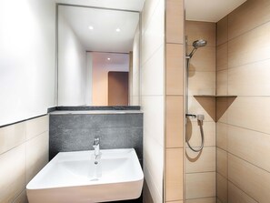 Een douche, een haardroger, zeep, shampoo