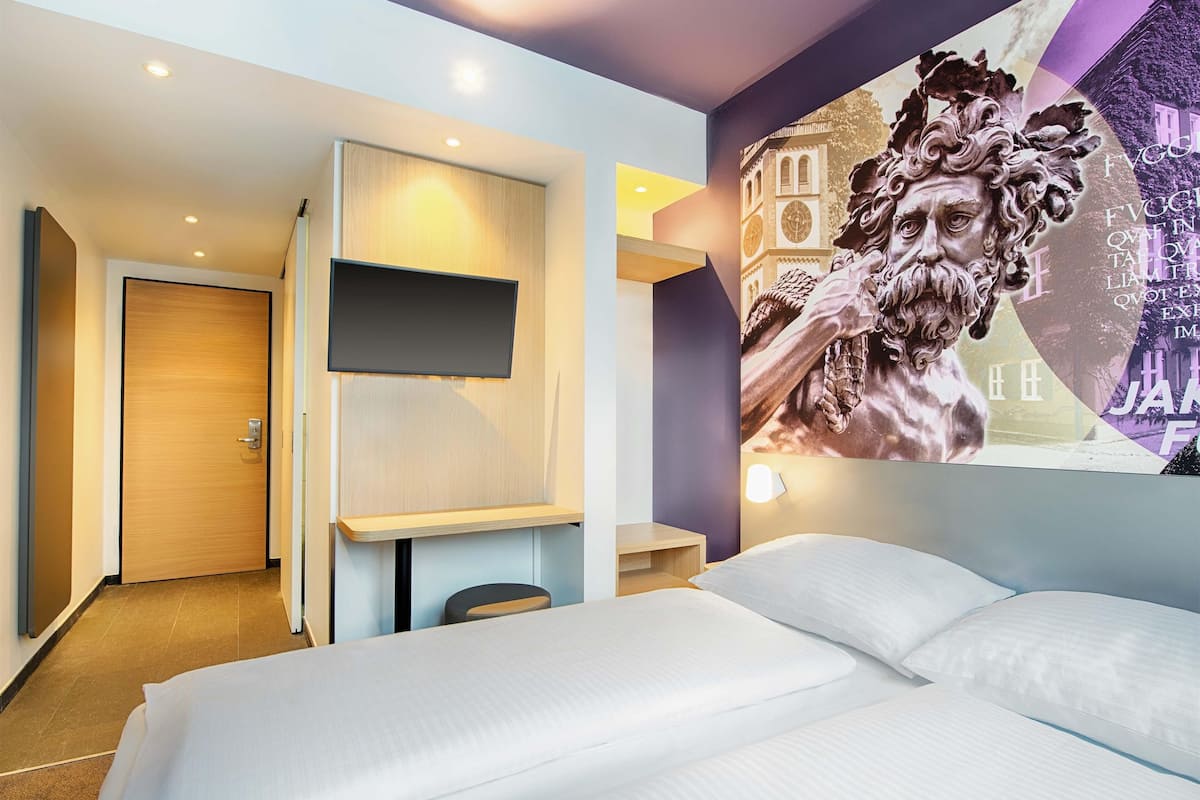 double room | hypo-allergenic bedding, desk, soundproofing, free wifi