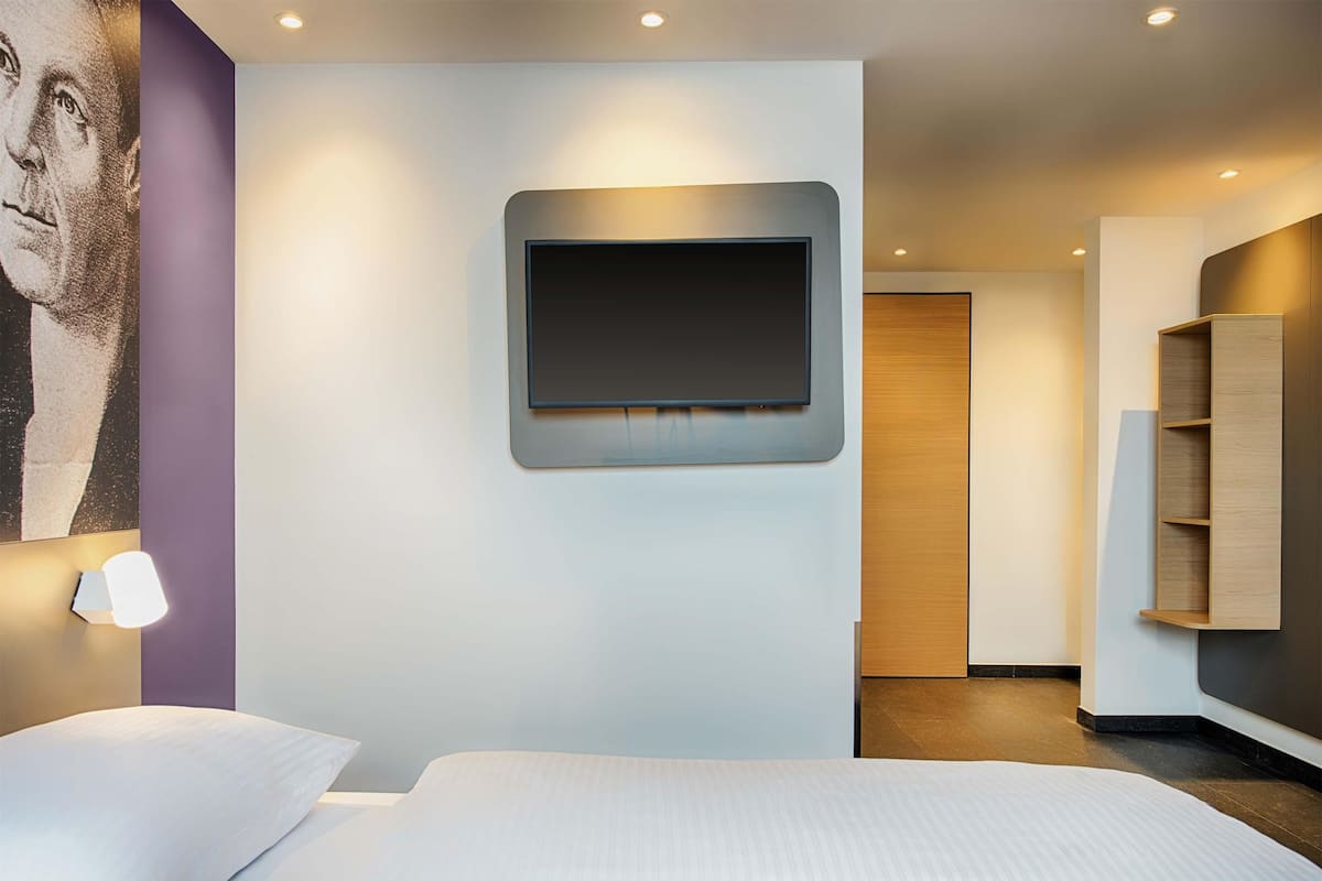Habitación con 2 camas individuales | Ropa de cama hipoalergénica, escritorio, insonorización y wifi gratis