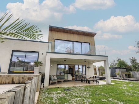 Cottage | Outdoor dining. Aquanaut