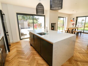 Cottage | Private kitchen | Fridge, dishwasher, electric kettle, toaster - Aquanaut (Cowes)