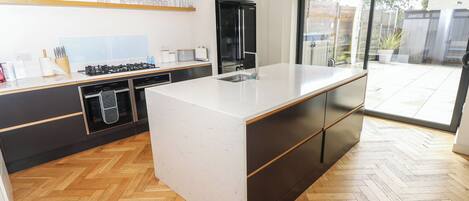 Casa de campo | Cocina privada | Refrigerador, lavavajillas, tetera eléctrica y tostadora