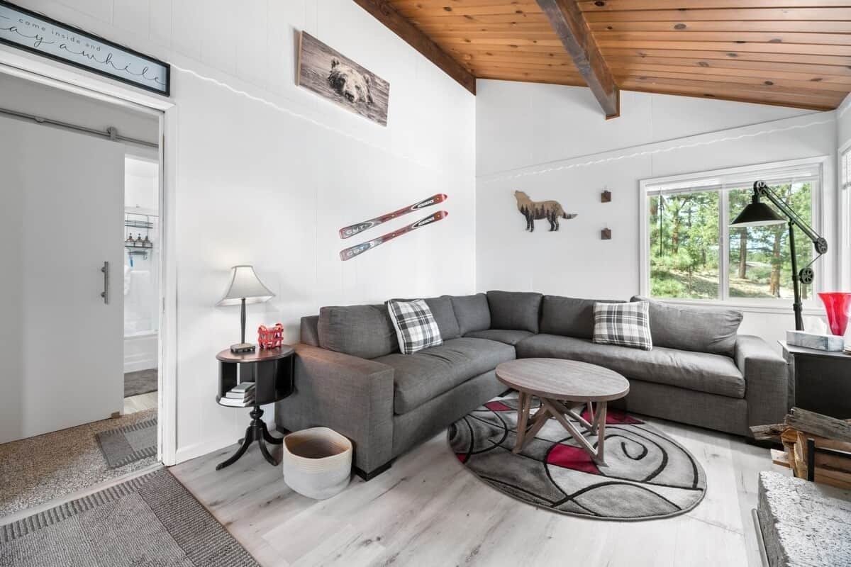 Smart TV, fireplace, ping pong