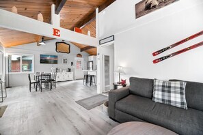 Téléviseur connecté, foyer, table de ping-pong