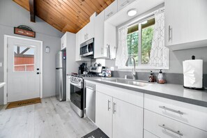 Een koelkast, een magnetron, een oven, een kookplaat