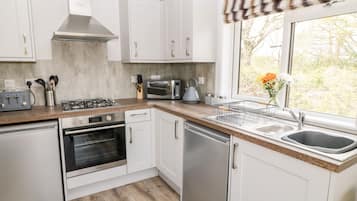 Cottage | Private kitchen | Fridge, electric kettle, toaster, cookware/dishes/utensils