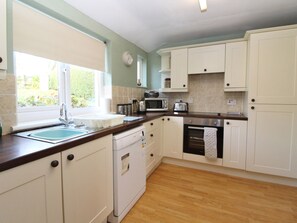 Casa de campo | Cocina privada | Refrigerador, lavavajillas, tetera eléctrica y tostadora 