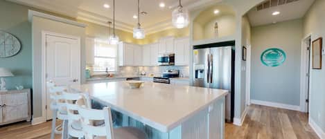 冷蔵庫、電子レンジ、オーブン、コンロ