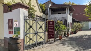 Een poort met een bord waarop 'Weingut Domhof' staat, en pijlen die de richting aangeven.