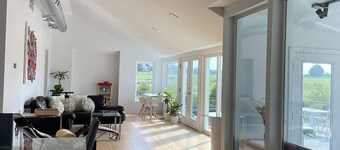 Private chic waterfront retreat-newly renovated