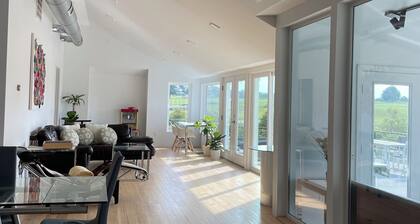 Private chic waterfront retreat-newly renovated