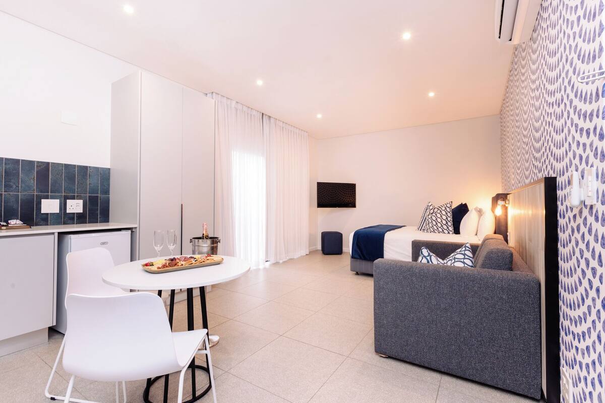 Superior Studio Suite, 1 Queen Bed with Sofa bed, Non Smoking, City View
