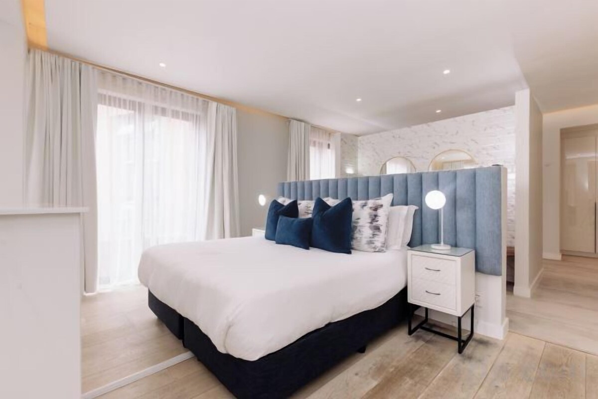 Premium bedding, in-room safe, desk, blackout curtains