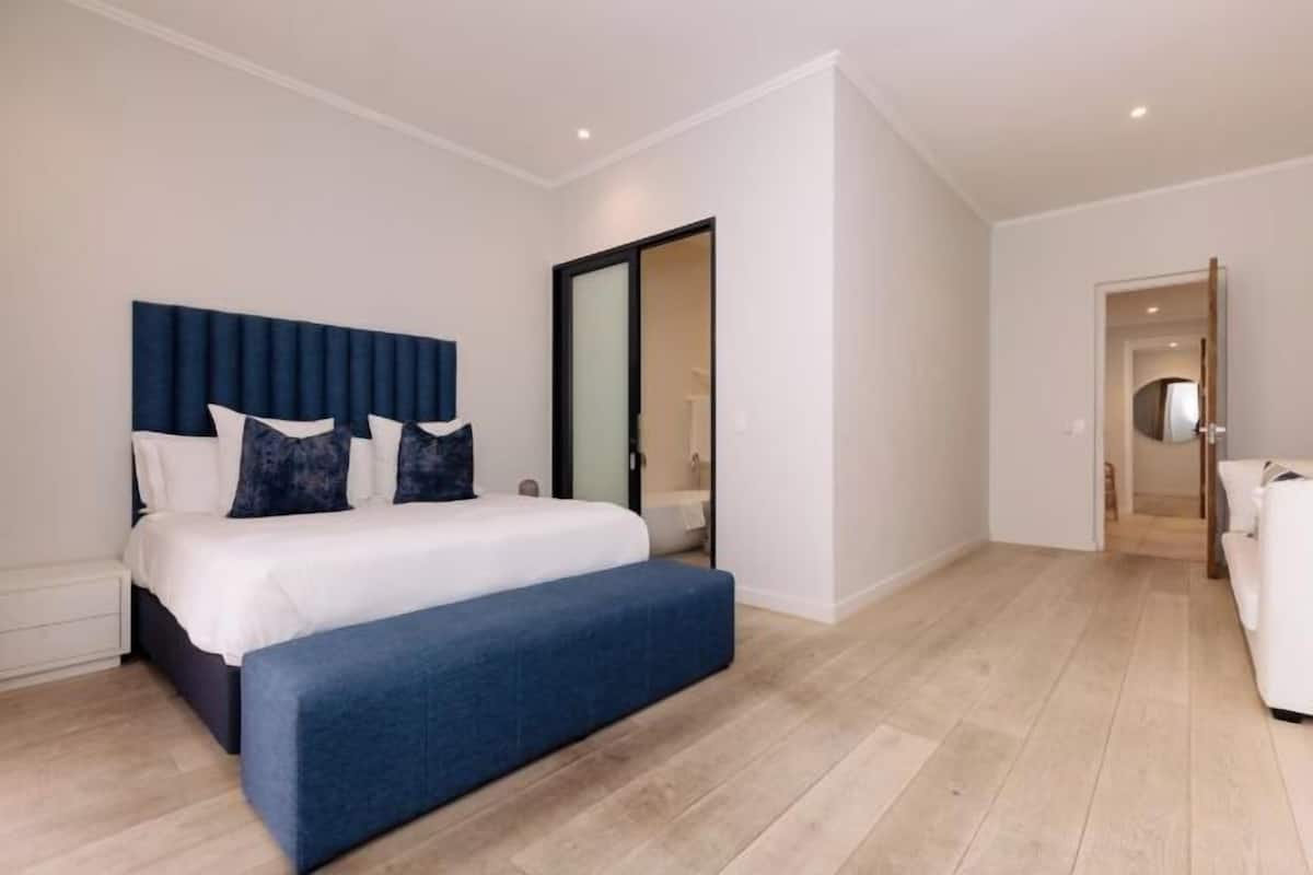 Premium bedding, in-room safe, desk, blackout curtains