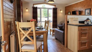 Ein gemütliches Blockhaus-Interieur mit Essbereich, Küche und Wohnbereich.