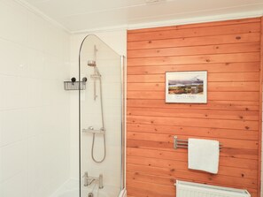 Cottage | Bathroom | Shower, hair dryer - Ramblers' Rest Lodge (Windermere)