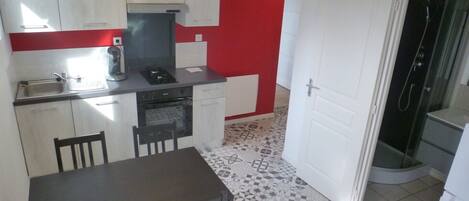 Réfrigérateur, micro-ondes, four, plaque de cuisson