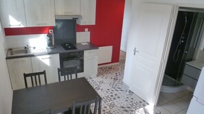 Een koelkast, een microgolfoven, een oven, een kookplaat