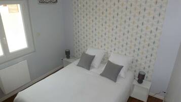 1 bedroom, desk, WiFi, bed sheets