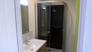Dusche, Haartrockner, HandtĂŒcher