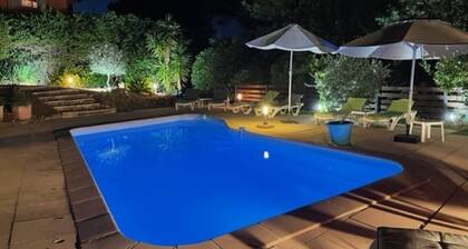 Villa de 180 m2 avec piscine, jardin clÎturé située tres prÚs des plages à 150 M