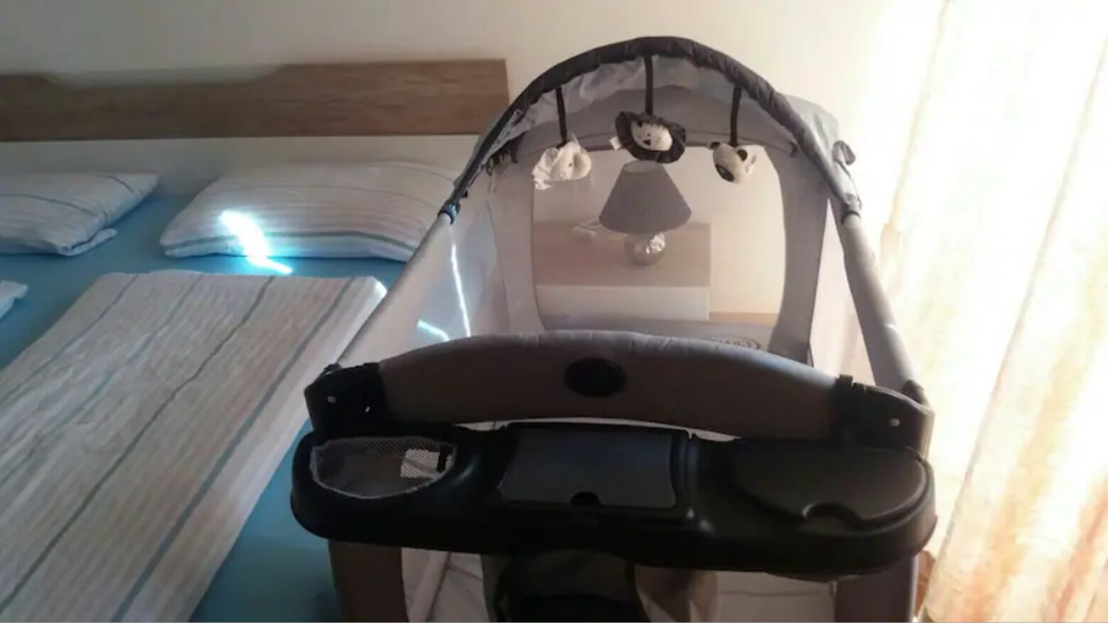 3 室のベッドルーム、アイロン / アイロン台、旅行用ベビーベッド、WiFi (無料)