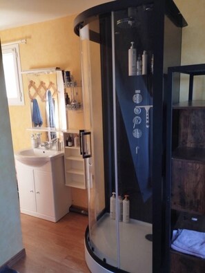 Combined shower/bathtub, hair dryer, towels, soap - Villa Piscine Jardin spa Gonflable Idéale Vacances en Famille ou Entre Amis (Cavillargues)