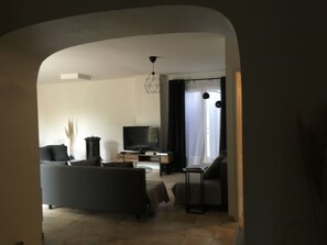 Fernseher, Tischtennisplatte, Drucker