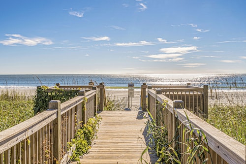 Three Bedroom Resort Condo close to Golf, Beach, Shopping & Popular Attractions