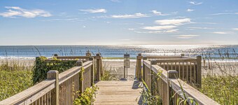Three Bedroom Resort Condo close to Golf, Beach, Shopping & Popular Attractions