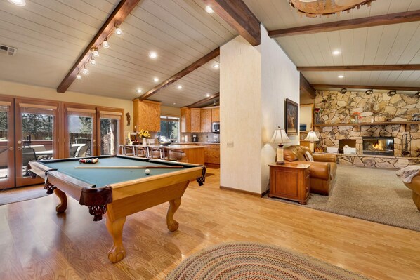 Games room - Moose Manor #2012 by Big Bear Vacations (Big Bear Lake)