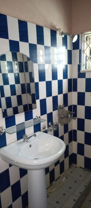 Bathroom - Sam's Vacation Lodge (Kasoa)