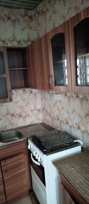 Private kitchen - Sam's Vacation Lodge (Kasoa)