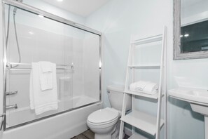 Combined shower/tub, towels