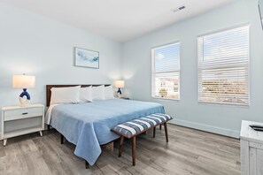 9 bedrooms, iron/ironing board, free WiFi, bed sheets - SLEEP UP TO 32! 1 Block to MAIN ST, WALK to the Beach+ATTRACTIONS Private Pool!! (North Myrtle Beach)