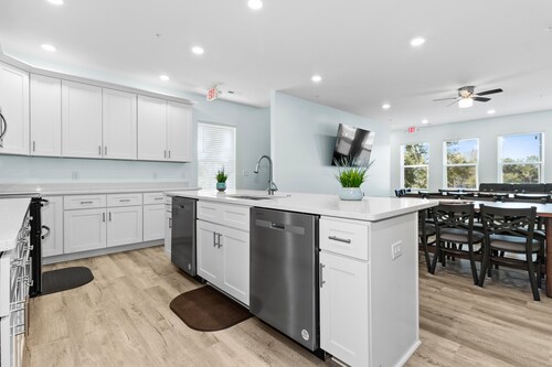 BRAND NEW CONSTRUCTION 1 BLOCK TO THE BEACH ACCESS AND MAIN ST PRIVATE POOL/SPA